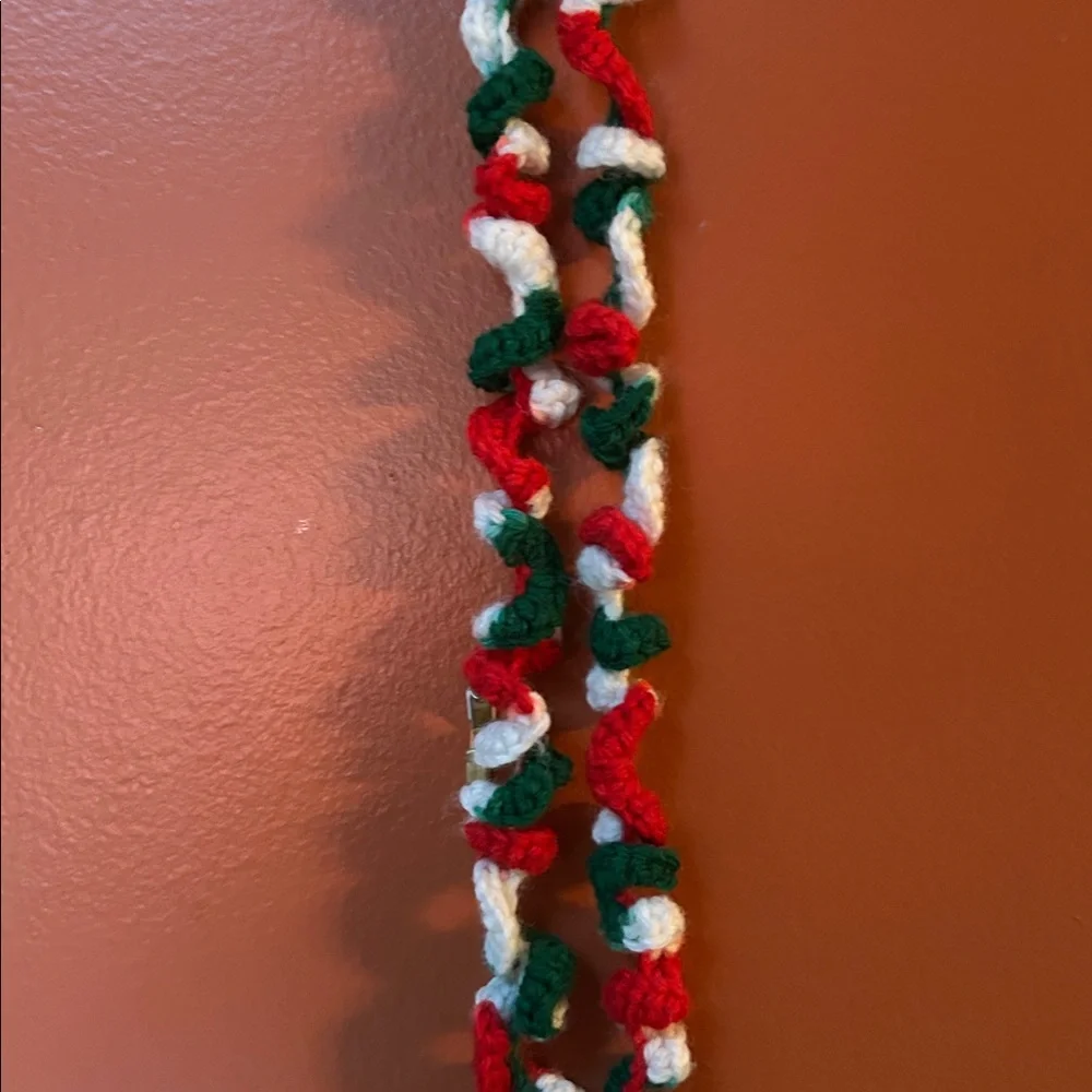 4 piece Lot Hand Crocheted Christmas Decor 2 Wall Hangers & Yards of Garland MCM